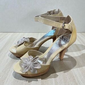 Sofft Womens St Germain Beige Sandal Heels Size 7.5 Cork 1" Platform 3.5" Flower